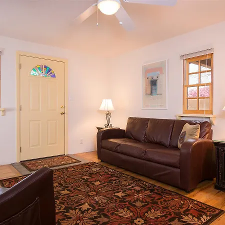 2 Bedroom - 10 Min. Walk To Plaza - Lavender Holiday home