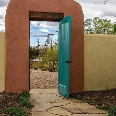 2 Bedroom - 10 Min. Walk To Plaza - Lavender Holiday home